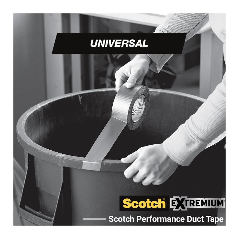 Osoba lepí univerzální lepicí pásku Scotch® Extremium™ (3 m x 19 mm) z role na okraj velkého černého koše. Obrázek ukazuje "UNIVERSAL", "Scotch EXTREMIUM" a název značky 3M Deutschland GmbH.