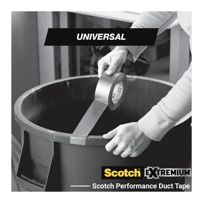 Osoba lepí univerzální lepicí pásku Scotch® Extremium™ (3 m x 19 mm) z role na okraj velkého černého koše. Obrázek ukazuje "UNIVERSAL", "Scotch EXTREMIUM" a název značky 3M Deutschland GmbH.