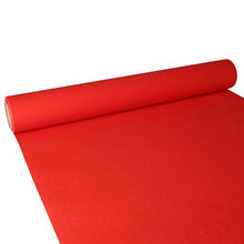 Částečně rozvinutý PAPSTAR běhoun na stůl, Tissue „ROYAL Collection“ (3 m x 40 cm) společnosti PAPSTAR GmbH ukazuje svou strukturovanou červenou povrchovou úpravu a válcovité kartonové jádro, když se rozprostírá po rovném povrchu.