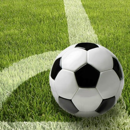 Černobílý fotbalový míč leží na zeleném trávníku u bílé čáry - ideální pro sportovní stolní dekoraci s PAPSTAR 20 ubrousky, 33x33cm, 3-vrstvé, 4er Set od PAPSTAR GmbH na vaší příští akci.