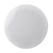 Kulatá, bílá, potažená dortová podložka z kartonu (⌀ 28 cm) se zoubkovaným okrajem od Starpak, v balení po 6 kusech a jednotlivě balená ve smršťovací fólii.