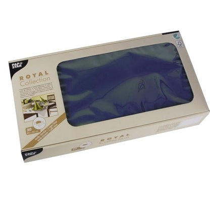 Béžová krabice od PAPSTAR GmbH s nápisem „ROYAL Collection“ obsahuje 20 modrých papírových středových ubrusů pro stolní dekoraci ve formátu 80x80 cm, s průhledným oknem a motivy prostřeného stolu na obalu.