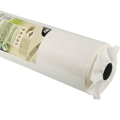 Detailní záběr na bílou strukturovanou roli PAPSTAR ubrusu, papír „ROYAL Collection“ od PAPSTAR GmbH, s částečně viditelnou etiketou produktu, která je omotaná kolem jednoho konce.