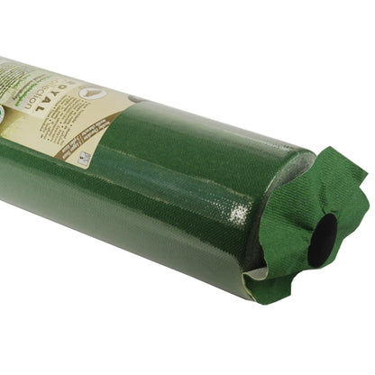 Detailní záběr na srolovaný umělý trávník se zeleně strukturovaným povrchem, podobný vysoce kvalitnímu ubrusu PAPSTAR, Tissue „ROYAL Collection“ od PAPSTAR GmbH, s částečně viditelnou etiketou na roli.