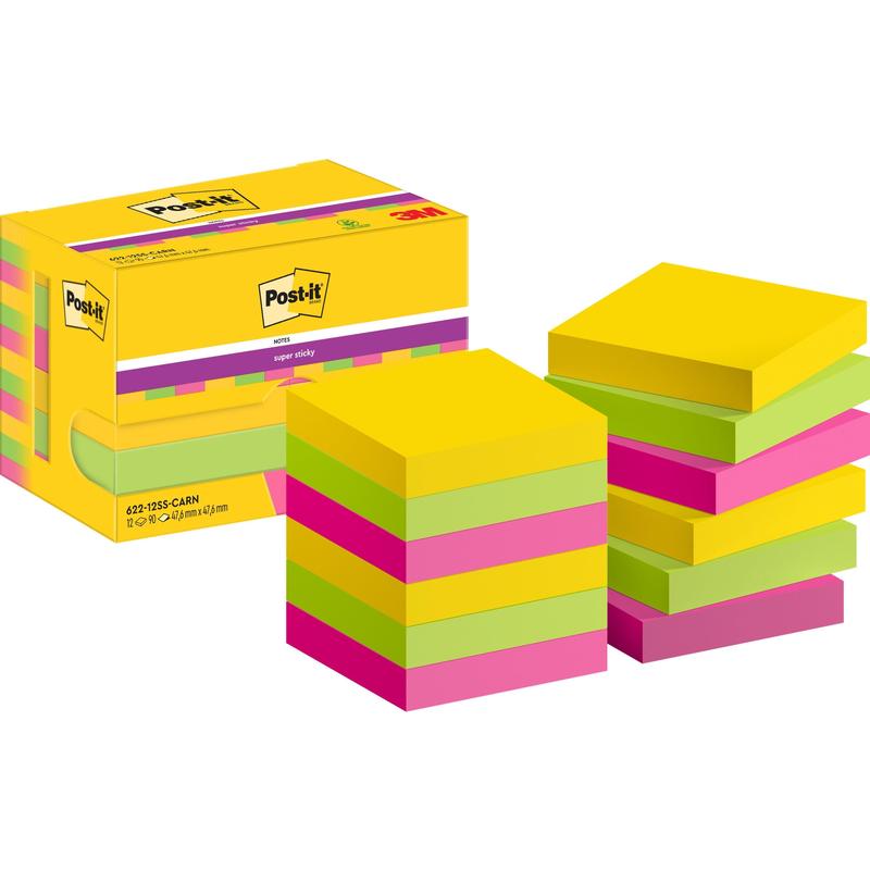 Žlutá krabička 3M Deutschland GmbH Post-it® Super Sticky Notes (47,6 mm x 47,6 mm, 90 listů/blok, 100% PEFC) stojí vedle několika stohů čtvercových papírků v žluté, zelené a růžové barvě s logy Post-it a 3M.