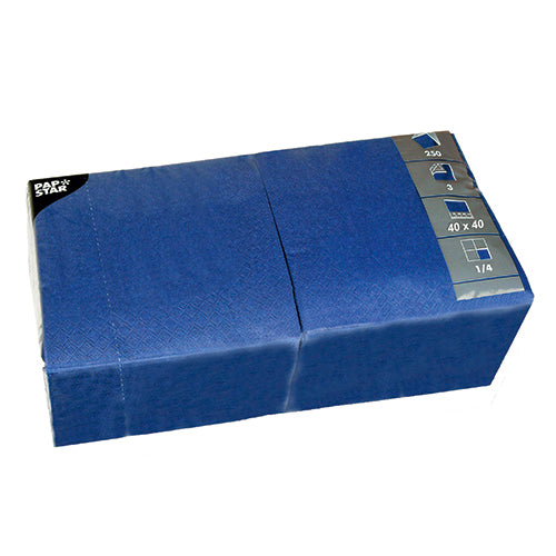 Modré obdélníkové balení PAPSTAR 250 ubrousků, 3-vrstvé 1/4-skládání od PAPSTAR GmbH, každý ubrousek 40x40 cm - ekologické a ideální pro gastronomii, s informacemi o produktu a logem v horním rohu obalu.