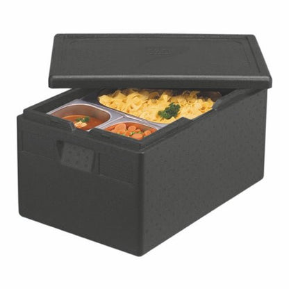 Izolační přepravní kontejner PAPSTAR, EPP 60 cm x 40 cm černý „Gastro-Norm 1/1“ od společnosti PAPSTAR GmbH s částečně otevřeným víkem poskytuje pohled na tři misky – polévku, zeleninu a těstoviny – v kontejnerech Gastro-Norm 1/1.