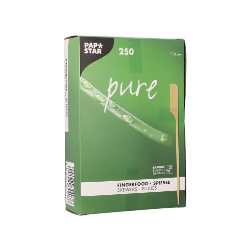 Eine grüne Schachtel mit der Aufschrift "PAPSTAR 250 Fingerfood-Spieße pure" der PAPSTAR GmbH enthält 250 Bambus-Spieße (9 cm), ideal für Fingerfood und Party-Buffets. Auf der Verpackung ist ein Spießbild abgebildet.