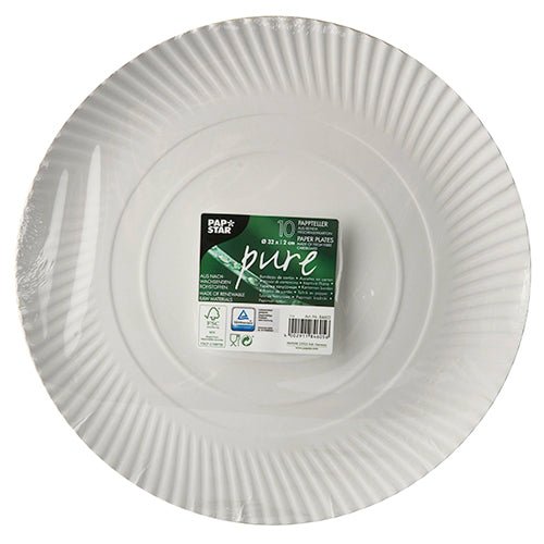 Balení obsahující 10 kulatých bílých talířů PAPSTAR z kartonu "pure" (Ø 32 cm), zabalené ve smrštitelné fólii se zelenou ekologickou nálepkou s údaji a ekologickými symboly. Značka: PAPSTAR GmbH.
