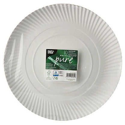 Balení obsahující 10 kulatých bílých talířů PAPSTAR z kartonu "pure" (Ø 32 cm), zabalené ve smrštitelné fólii se zelenou ekologickou nálepkou s údaji a ekologickými symboly. Značka: PAPSTAR GmbH.