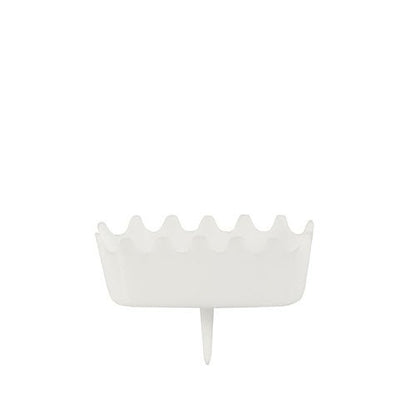 Držák na číselné svíčky PAPSTAR, bílý (3,8x4,9 cm) od PAPSTAR GmbH je stabilní a dekorativní svícen s vlnitým okrajem a hrotem pro upevnění - ideálně prezentován na neutrálně bílém pozadí.