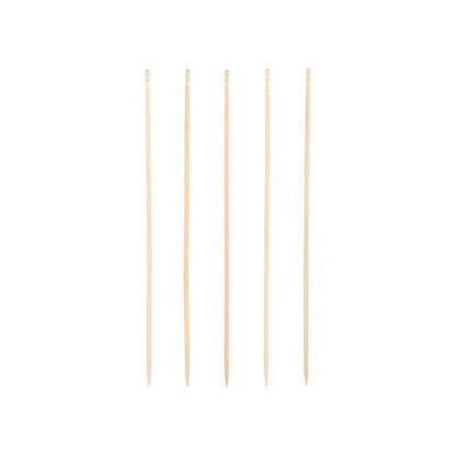 Pět PAPSTAR Fingerfood-Picker "pure", 15 cm, elegantně soustružené, jsou vertikálně uspořádány před bílým pozadím. Dřevěné špejle od PAPSTAR GmbH mají naostřený konec a zaoblenou hlavu - perfektní pro catering.