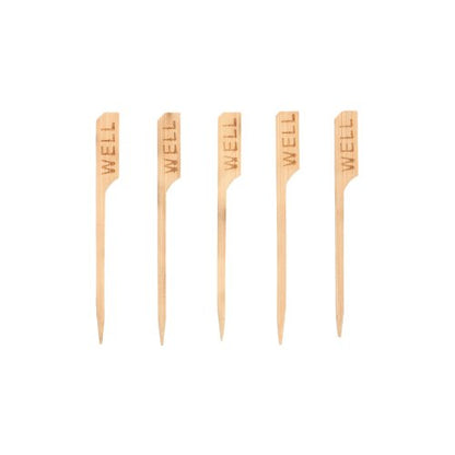 Pět PAPSTAR 250 steakových značek 9 cm od PAPSTAR GmbH, každý s gravírováním "WELL", je uspořádáno v řadě, ideální pro restaurace k jasnému označení dobře propečených steaků.