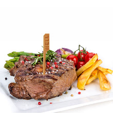 Grilovaný steak s nápisem "WELL" a steakovou značkou PAPSTAR 250 (9 cm, PAPSTAR GmbH) je podáván na bílém talíři s chřestem, cherry rajčaty, smaženou cibulí a hranolky, ozdobený rozmarýnem a pepřovými zrny.