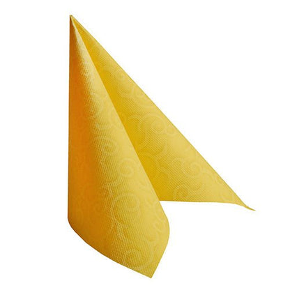 Jednotlivý PAPSTAR 50 ubrousků "ROYAL Collection" 1/4-skládání 40 x 40 cm žluté od PAPSTAR GmbH je složen do trojúhelníkové formy na bílém pozadí a ukazuje svůj jemný texturovaný vzor.