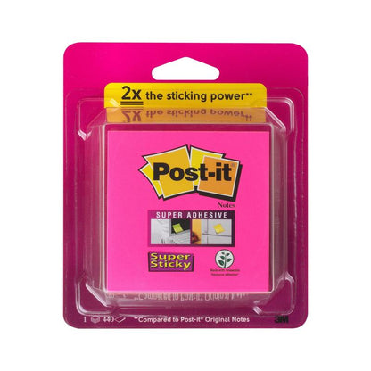 Balení barevných kostek Post-it® Super Sticky od 3M, 440 listů (76 x 76 mm), s "2x silnější přilnavostí", zobrazuje tři příkladové obrázky a recyklační symbol. Vyrobeno 3M Deutschland GmbH z papíru certifikovaného 100% PEFC.