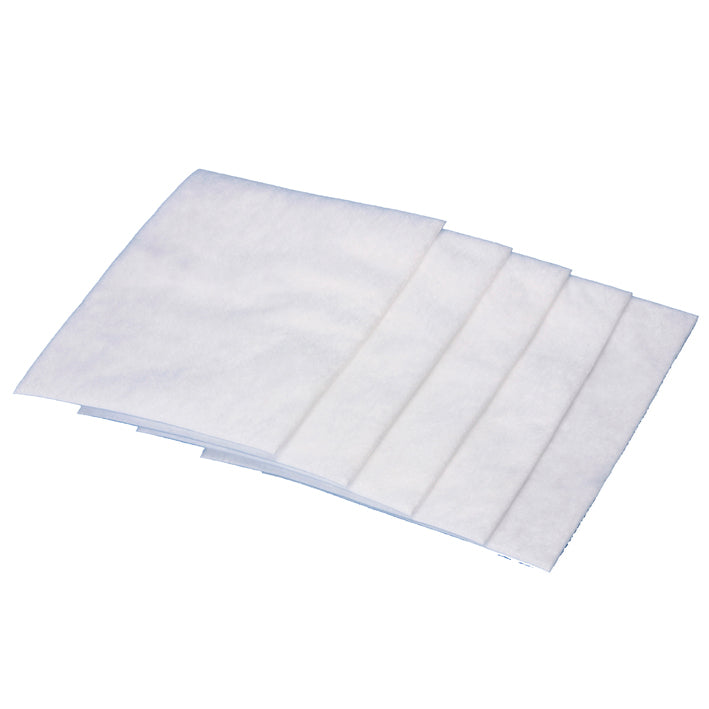 Fünf weiße Microfilter-Pads der Diversey Deutschland GmbH & Co. OHG für Ergodisc/Jet 38/50 und Saugaggregat 230V sind auf einem einfarbigen Hintergrund gestapelt und zeigen ihre weiche Vliesstruktur. Verkauft in einem Karton mit 5 Packungen.