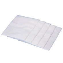 Pět bílých mikrofiltračních podložek od společnosti Diversey Deutschland GmbH & Co. OHG pro Ergodisc/Jet 38/50 a sací agregát 230V je naskládáno na jednobarevném pozadí a ukazuje svou měkkou strukturu rouna. Prodáváno v krabici s 5 baleními.