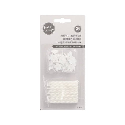Blistr s 24 narozeninovými svíčkami od PAPSTAR GmbH, 6 cm bílé s držáky. Vícejazyčné balení (německy, anglicky, francouzsky); svíčky jsou viditelné přes průhlednou fólii.