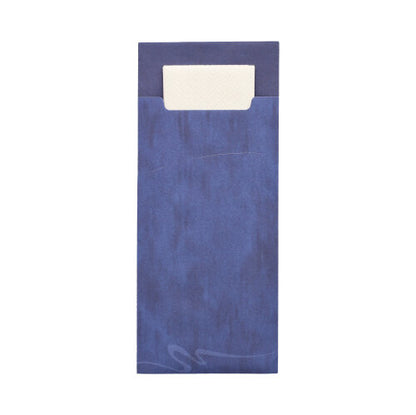 Bílý ubrousek je částečně zasunutý do PAPSTAR 520 kapsičky na příbory (20 x 8,5 cm, dvouvrstvý, 33 x 33 cm) z decentně vzorovaného materiálu značky PAPSTAR GmbH.