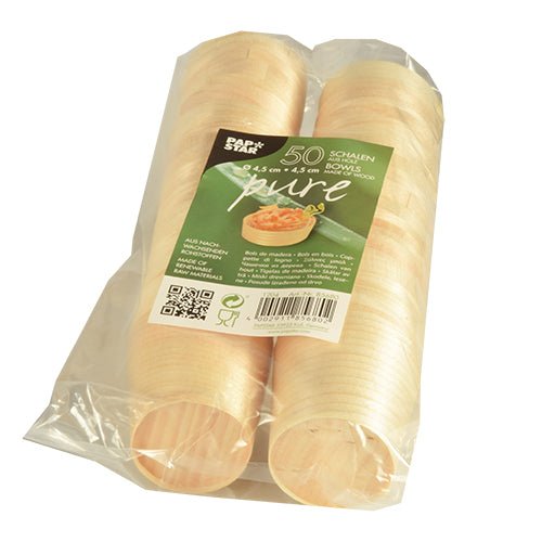 Dva stohy PAPSTAR 50 mís na fingerfood, dřevo „pure“ kulaté, jsou ekologicky baleny v průhledné fólii. Etiketa poskytuje produktové informace a potvrzuje obsah 50 misek značky PAPSTAR GmbH.
