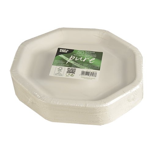Hromada 50 bílých, osmiúhelníkových PAPSTAR talířů "pure" (23,5 cm), zabalených se zeleno-bílou etiketou, jsou kompostovatelné, ekologické a ideální pro večírky. Značka: PAPSTAR GmbH.