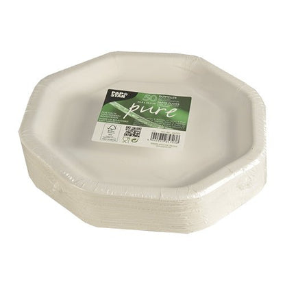 Hromada 50 bílých, osmiúhelníkových PAPSTAR talířů "pure" (23,5 cm), zabalených se zeleno-bílou etiketou, jsou kompostovatelné, ekologické a ideální pro večírky. Značka: PAPSTAR GmbH.