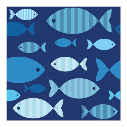 PAPSTAR 20 ubrousků, 33x33 cm, třívrstvé od PAPSTAR GmbH v Design Setu 6 ukazuje různé velké modré ryby s pruhy a jednobarevnými na tmavě modrém pozadí - kreativně překrývající se a volně uspořádané.