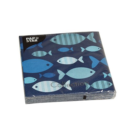 Balení PAPSTAR 20 ubrousků (33x33 cm, třívrstvé, 1/4 skládání, Design Set 6) od PAPSTAR GmbH je zabaleno v plastu a ukazuje hravý modrý rybí vzor. Nápis "PAPSTAR" se objevuje v levém horním rohu.