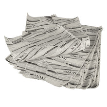 Stoh PAPSTAR 5 balicích papírů „Newsprint“ od PAPSTAR GmbH (3cm x 2cm) s nápisy „NEWS“ a „JOBS“ leží na bílém podkladu, který připomíná tradiční balicí papíry.