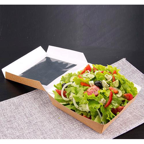 Die PAPSTAR 25 Feinkostboxen aus Pappe mit PLA-Sichtfenster von PAPSTAR GmbH präsentieren frischen Salat mit Tomaten, Zwiebeln, Oliven und Kräutern stilvoll auf grauem Stoff vor dunklem Hintergrund.