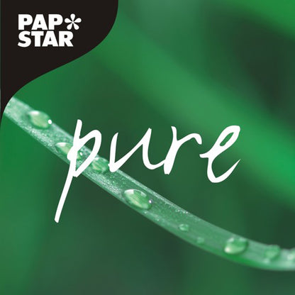 Detail zeleného stébla trávy s kapkami vody a nápisem "pure" v bílé kurzívě. Vlevo nahoře se objevuje logo PAPSTAR GmbH. Produkt: čtvercový kartonový talíř PAPSTAR, 22,5 cm, bílý, design "pure" | smrštitelná fólie (50 kusů).