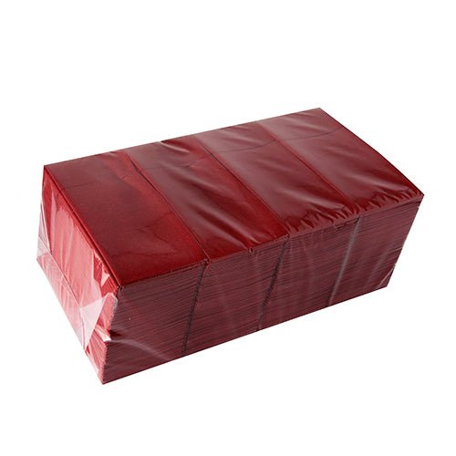 Hromada Starpak 480 kapes na příbory z Airlaid materiálu (40x33 cm, se záhybem na příbory), hygienicky zabalená v průhledné fólii, prezentovaná na bílém pozadí.