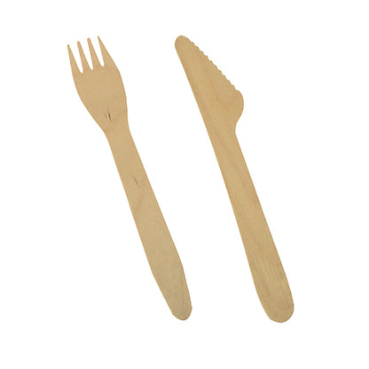 Ein PAPSTAR Besteckset Holz "pure" 16,5 cm Messer und Gabel von PAPSTAR GmbH liegt nebeneinander auf weißem Hintergrund. Das umweltfreundliche Holzbesteck überzeugt durch ein schlichtes, glattes Design.