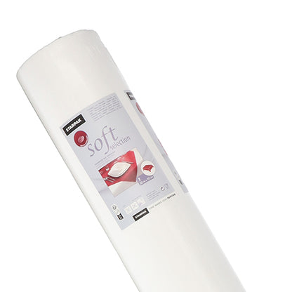 Rolka bílého ubrusu Starpak, podobný látce, netkaná textilie „Soft Selection“ (40 m x 0,9 m) je zobrazena vzpřímeně ve své krabici, s detaily produktu a obrázkem ustlané postele na obalu před bílým pozadím.
