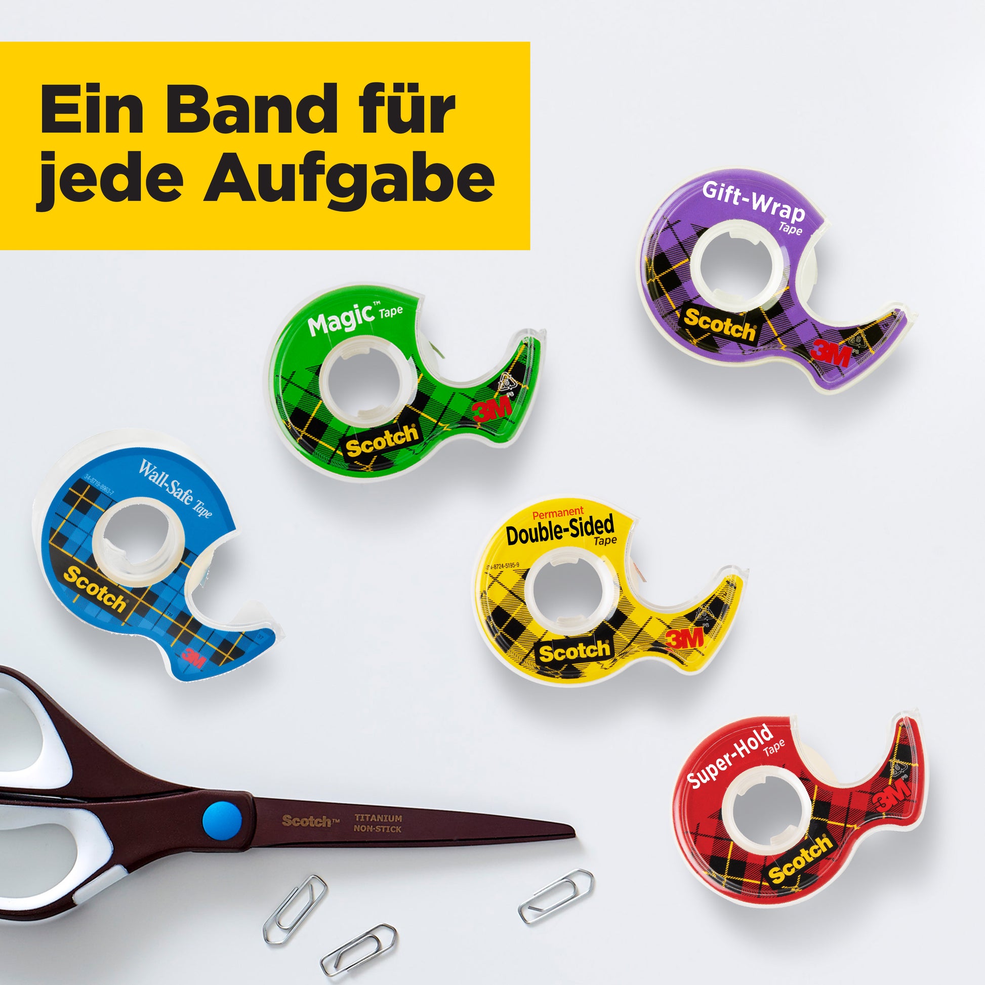Ein Scotch® Magic™ Unsichtbares Klebeband (19 mm x 25 m, 1 Rolle auf Handabroller + 5 m GRATIS) von 3M liegt auf weißem Hintergrund mit Schere und zwei Büroklammern. Ein Textfeld sagt: "Ein Band für jede Aufgabe.