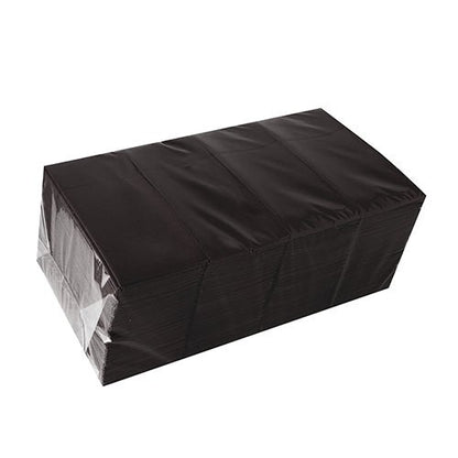Hromada Starpak 480 kapes na příbory, Airlaid 40 cm x 33 cm se záhybem na příbory, je zabalena v průhledné plastové fólii a umístěna pro hygienickou prezentaci na bílém pozadí.