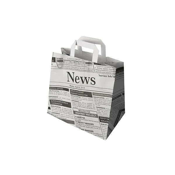 Padesát tašek PAPSTAR GmbH jsou ekologické papírové tašky s uchy, které zobrazují černobílý novinový motiv s titulky a články na bílém pozadí.