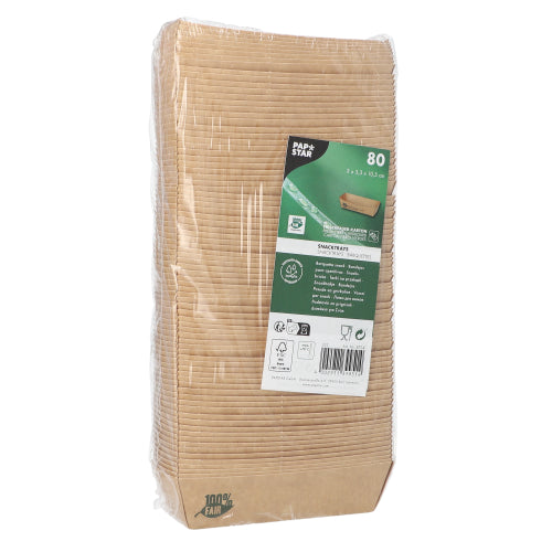 Uzavřený balíček s 80 PAPSTAR snackovými tácky, karton „pure“ hnědý „100% Fair“, každý 23 x 15,5 cm, od PAPSTAR GmbH, je opatřen zeleno-bílou etiketou s informacemi o produktu a recyklačními symboly.