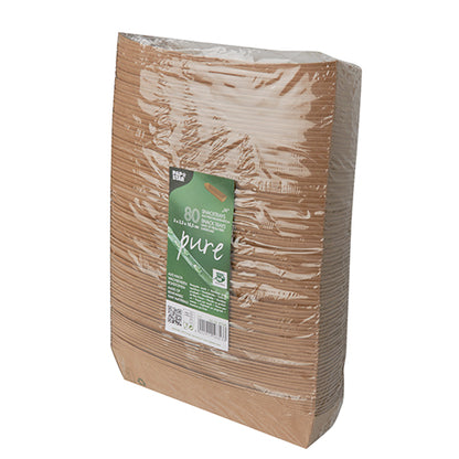 Uzavřený balíček s 80 hnědými, obdélníkovými PAPSTAR „pure“ Snackschalen z biologicky odbouratelného materiálu se zelenou přední etiketou. Jednorázové talíře jsou vertikálně stohovatelné a označené štítkem „100% Fair“ od PAPSTAR GmbH.