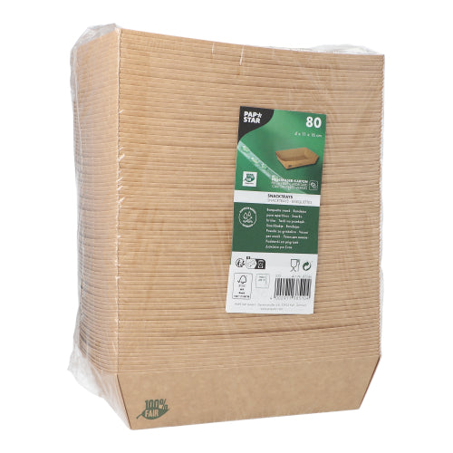 Uzavřený balíček s 80 Snacktrays „pure“ hnědá od PAPSTAR GmbH, vyrobený z 100% Fair-papíru – obdélníkové, ekologické, biologicky odbouratelné talíře, úhledně naskládané se zeleno-bílou etiketou a zabalené v průhledné fólii.