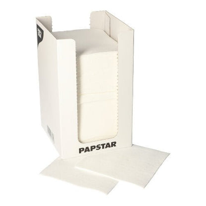 Bílý kartonový dávkovač s nápisem „PAPSTAR GmbH“ obsahuje stoh PAPSTAR 100 ubrousků, dvouvrstvých „PUNTO“ 1/4 skládání, 20x20 cm; dva ubrousky jsou částečně vytaženy a umístěny před krabicí.