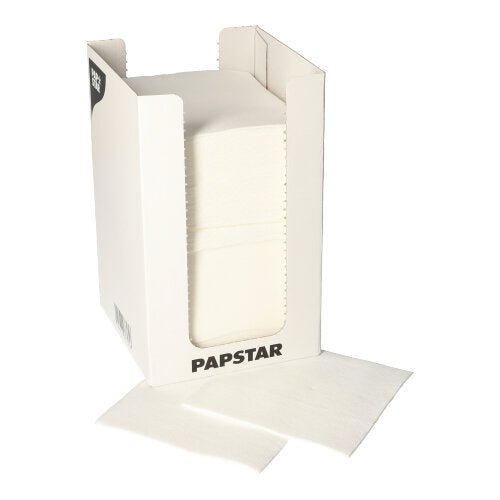 V bílém kartonovém dávkovači s nápisem „PAPSTAR GmbH“ se nachází 100 PAPSTAR ubrousků, dvouvrstvých „PUNTO“ 1/4 skládání (20x20 cm), přičemž dva ubrousky jsou částečně vytaženy a leží naplocho před krabicí.