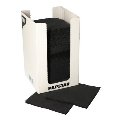 V bílém kartonovém dávkovači s nápisem „PAPSTAR GmbH“ se nachází 100 černých PAPSTAR ubrousků, dvouvrstvých „PUNTO“ 1/4 skládání (20x20 cm), přičemž venku je několik ubrousků elegantně prezentováno.