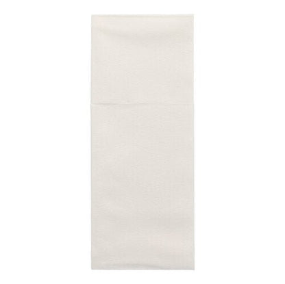 Starpak 100 kapsy na příbory, Airlaid 40 cm x 48 cm se záhybem na příbory, jsou úhledně složené a prezentované na jednoduchém bílém pozadí – ideální pro elegantní stolní dekoraci.