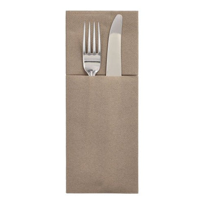 Stříbrná vidlička a nůž jsou umístěny v kapse na příbory Starpak 100, Airlaid 40 cm x 48 cm se záhybem na příbory, což zajišťuje elegantní stolní prostírání na jednoduchém bílém pozadí.