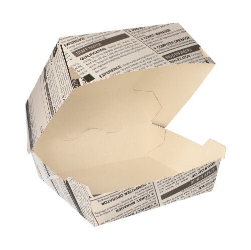 Velké burgerové krabice PAPSTAR "Newsprint" (7,8x11x11,5 cm, lepenka), od PAPSTAR GmbH, jsou zobrazeny otevřené a prázdné s jejich designem novinového papíru na bílém pozadí. Balení obsahuje 50 kusů ve smršťovací fólii.