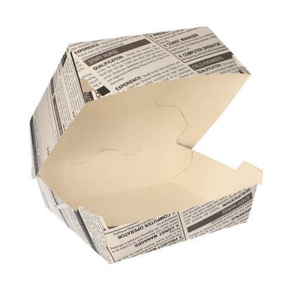 Velké burgerové krabice PAPSTAR "Newsprint" (7,8x11x11,5 cm, lepenka), od PAPSTAR GmbH, jsou zobrazeny otevřené a prázdné s jejich designem novinového papíru na bílém pozadí. Balení obsahuje 50 kusů ve smršťovací fólii.