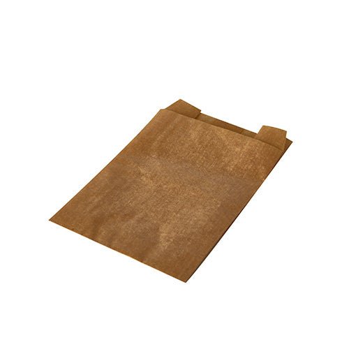 Jeden PAPSTAR 1000 Wrap-sáček (11 x 8 x 4 cm) od PAPSTAR GmbH z udržitelných materiálů leží nepoužitý mírně šikmo na bílém pozadí. Plochý hnědý sáček je nahoře opatřen dvěma malými klopami.