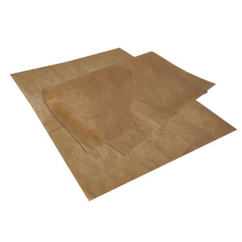 Dva překrývající se PAPSTAR balicí papíry, pergamenová náhrada 35 cm x 25 cm odolná proti mastnotě od PAPSTAR GmbH, leží na bílém podkladu. Zvlněný roh listu zdůrazňuje jeho tenkou, poloprůhlednou, mastnotě odolnou texturu.